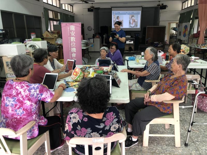 老師用簡報教導學員使用平板