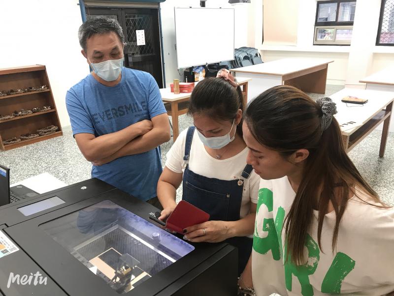 初次看雷雕過程，用手機錄影