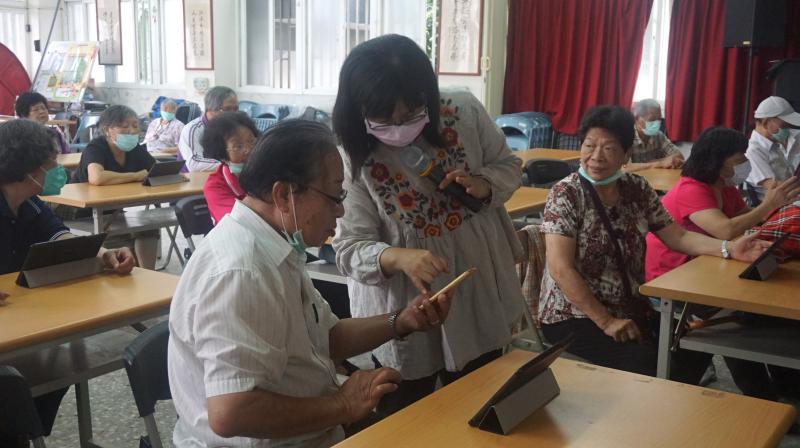 講師指導民眾使用平板