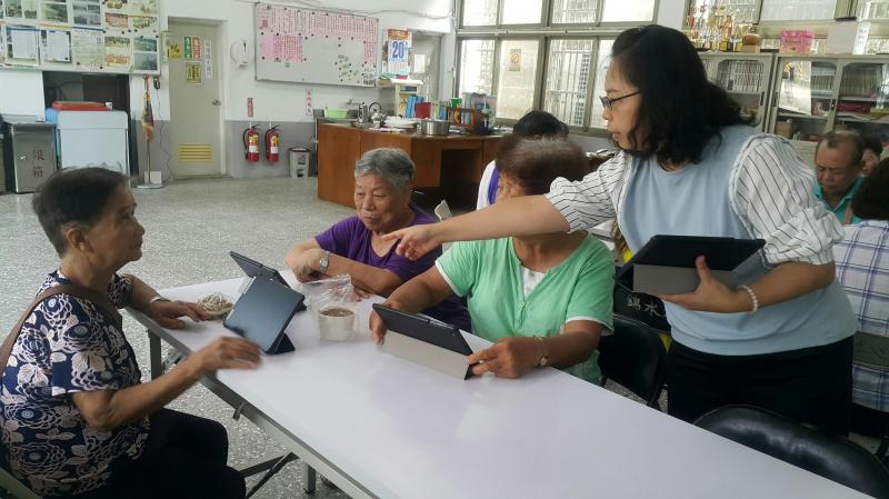 講師指導民眾使用平板