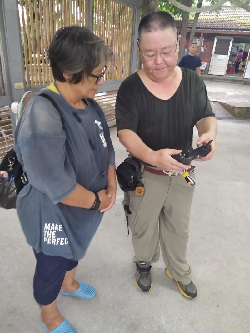 老師指導學員操作空拍機，讓學生實際練習操作空拍機