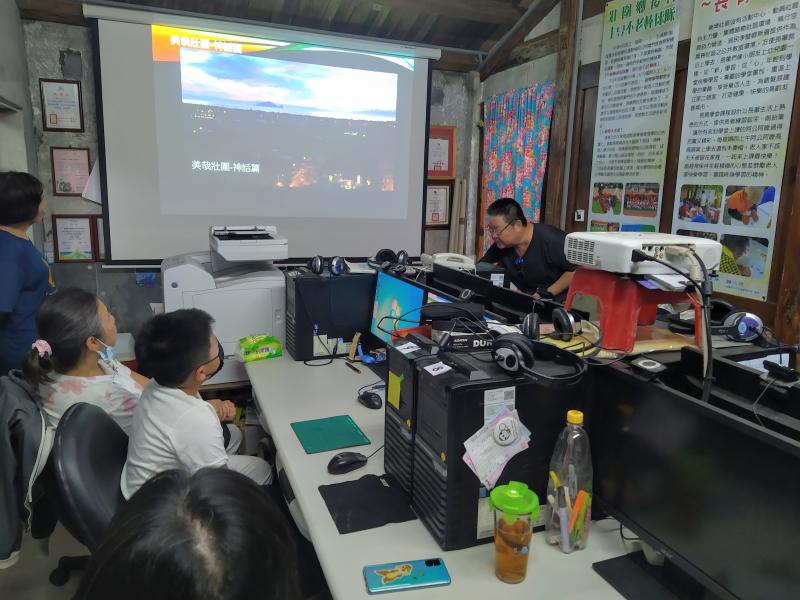 學員觀看空拍機拍攝影片，老師介紹空拍機，讓學員有初步概念