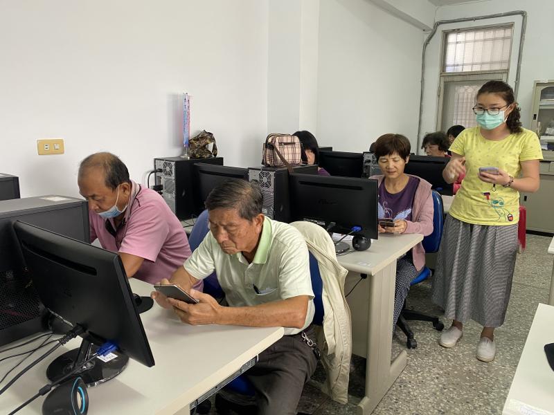 隨時在旁協助每位學員的困惑點