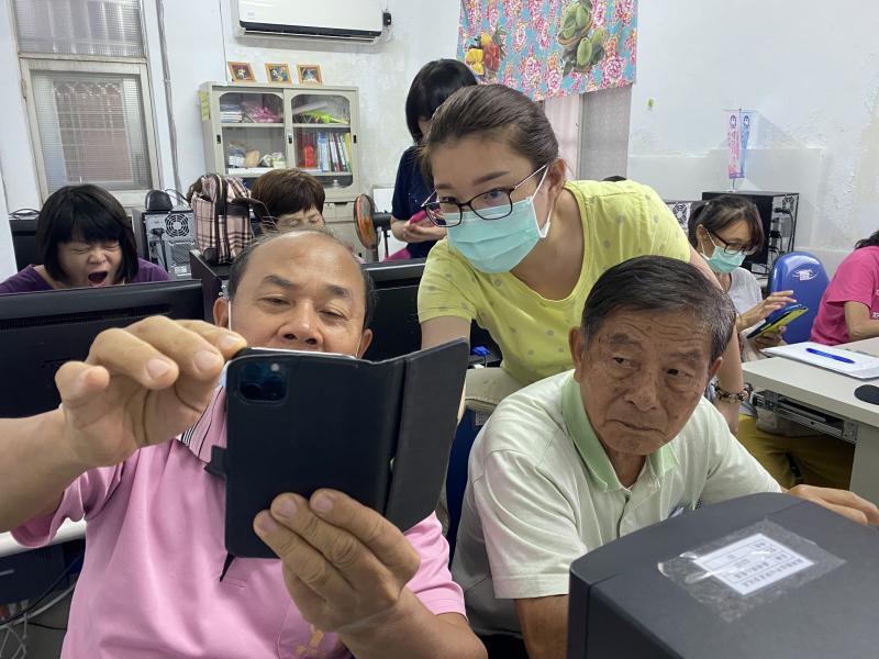 好學的兩位資深模範學員，一發現問題立刻提問，問好問滿