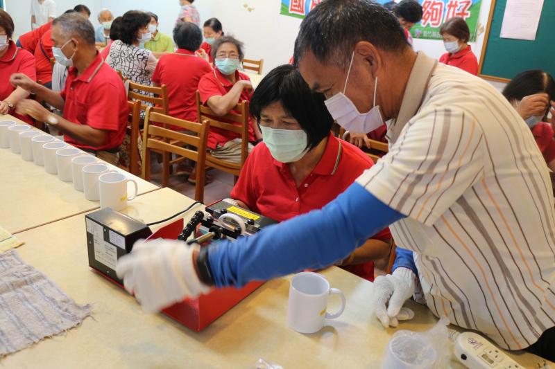 貼好印刷紙，就可以送入高溫機器內轉印了