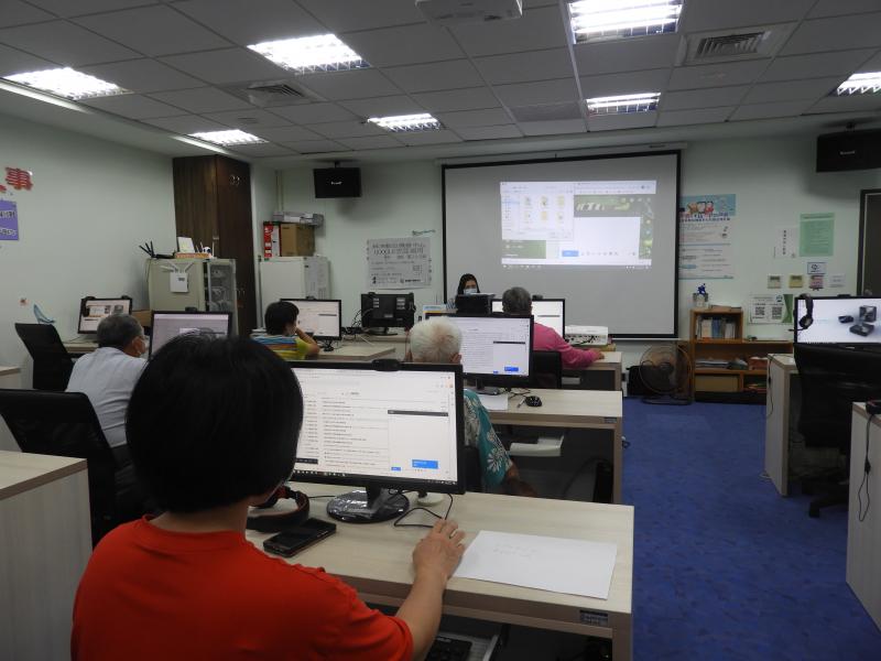 今天上的是GOOGLE雲端運用，首先各位學員必須要有GOOGLE帳號，很多學員都已經有了，不過都忘記密碼，一下子就處理好問題，努力學習如何解決，用這個帳號，登入到Gmail，通行整個 Google雲端服務，老師很有耐心講解，大家都很努力學習