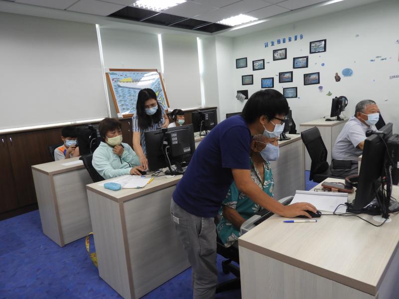 雲端硬碟文件、簡報、試算表、表單、繪圖 很多功能,其中雲端硬碟是最棒的功能！！可以線上協同編輯！很方便,允許多位作者讓建立及分享群組網站,線上協同編輯  word、excel、ppt,今由這堂課程,大家都收穫滿滿。