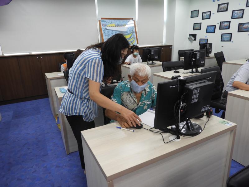 老師講解完，讓學員邊學邊操作。