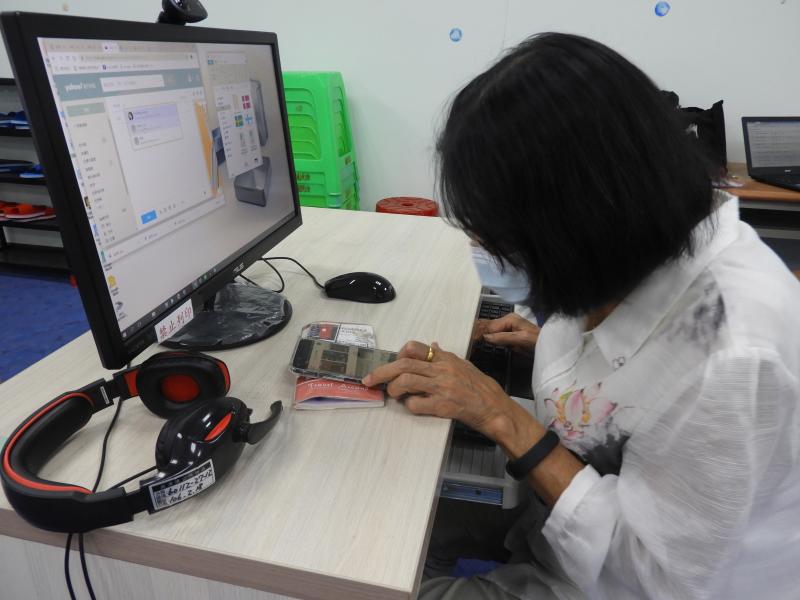 老師講解完，讓學員自己開始動手，看學員哪邊不懂，一邊叫一邊學。