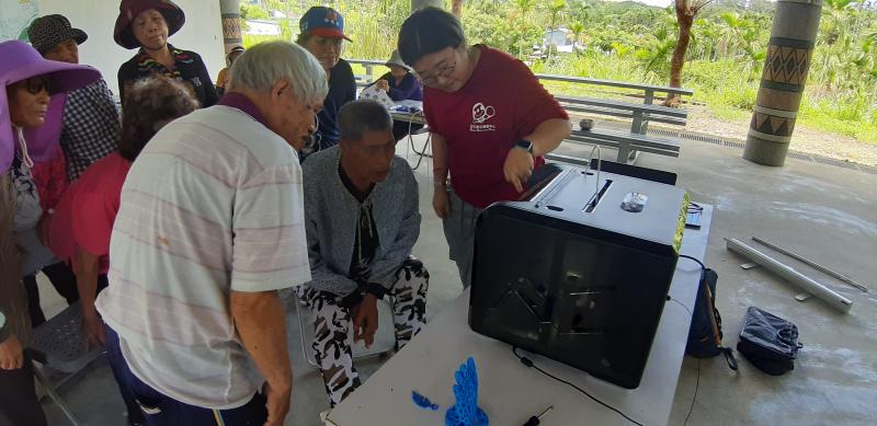 阿公阿嫲，看著3D實際列印情形，口中嘖嘖稱奇！