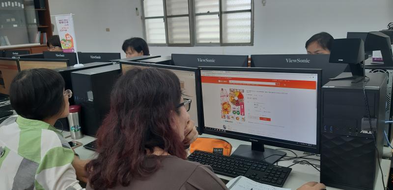 長者認真的學習網路商店的開店步驟！