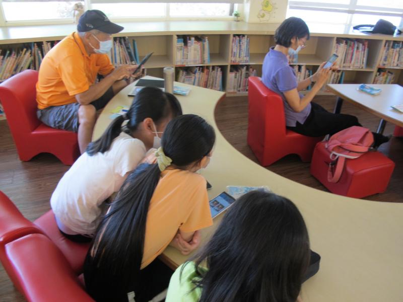 學員認真自行操作