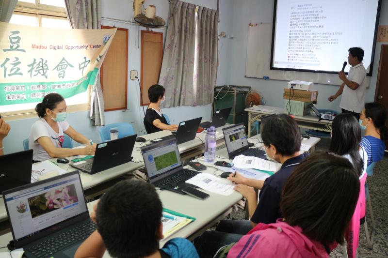 講師、駐店、輔導員都下去協助指導