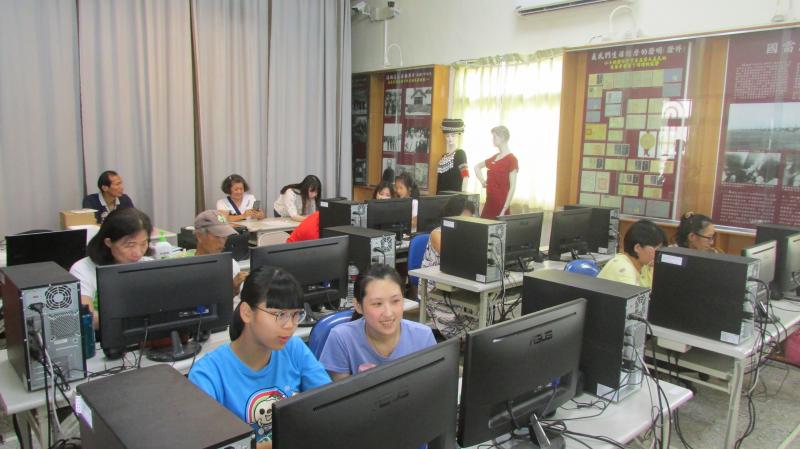 雷射雕刻DIY上課中~~