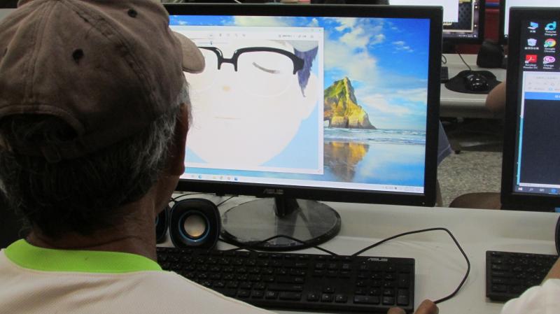 蔡金樹學員動手設計自己專屬的名片。