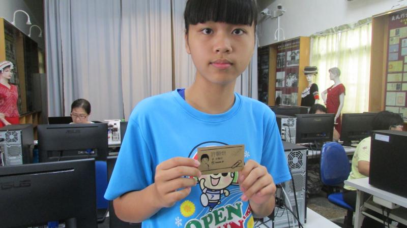 許顥妍學員設計屬於自己的名片。