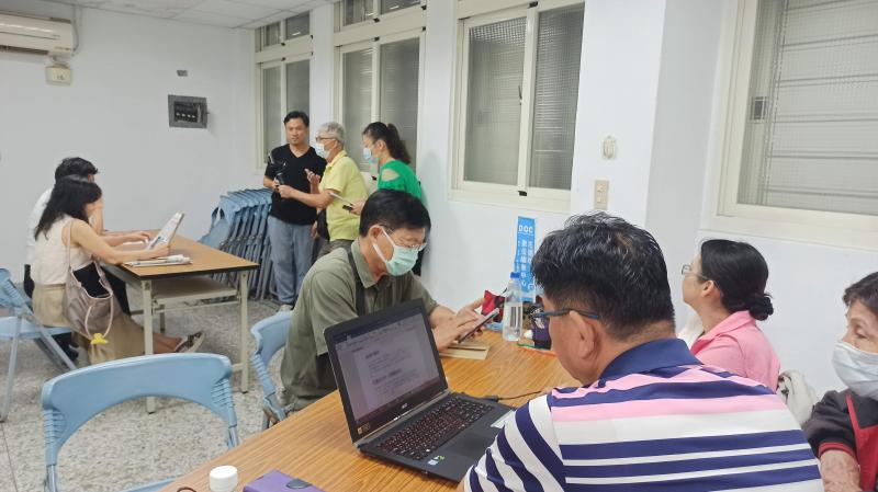 服務房仲業，心酸甘苦談拍成微電影片特別有感，講師指導拍攝。