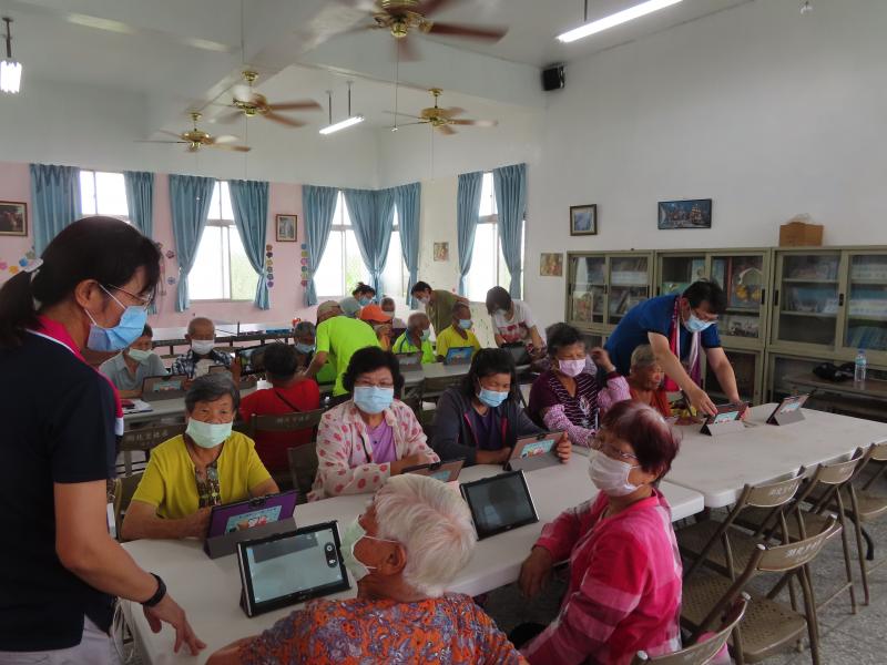 運用教育部的偏鄉計畫提供的平板學習,銀髮族紛紛大顯身手!投入學習平板的行列中!