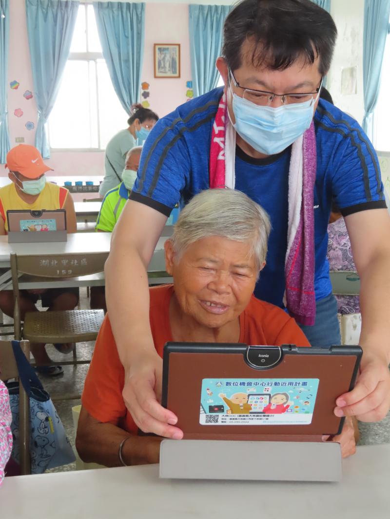 銀髮族說他只會唱日本歌,志工立馬轉換日語頻道,銀髮族笑得合不攏嘴!