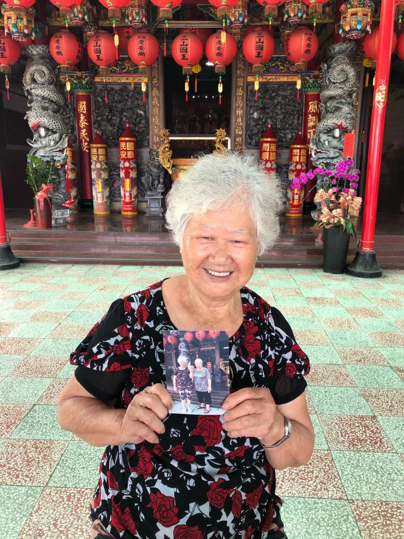 阿嬤開心拿到照片