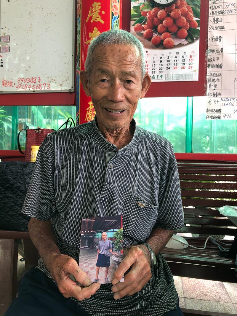 阿公說他很久沒拍照,開心留影紀念。