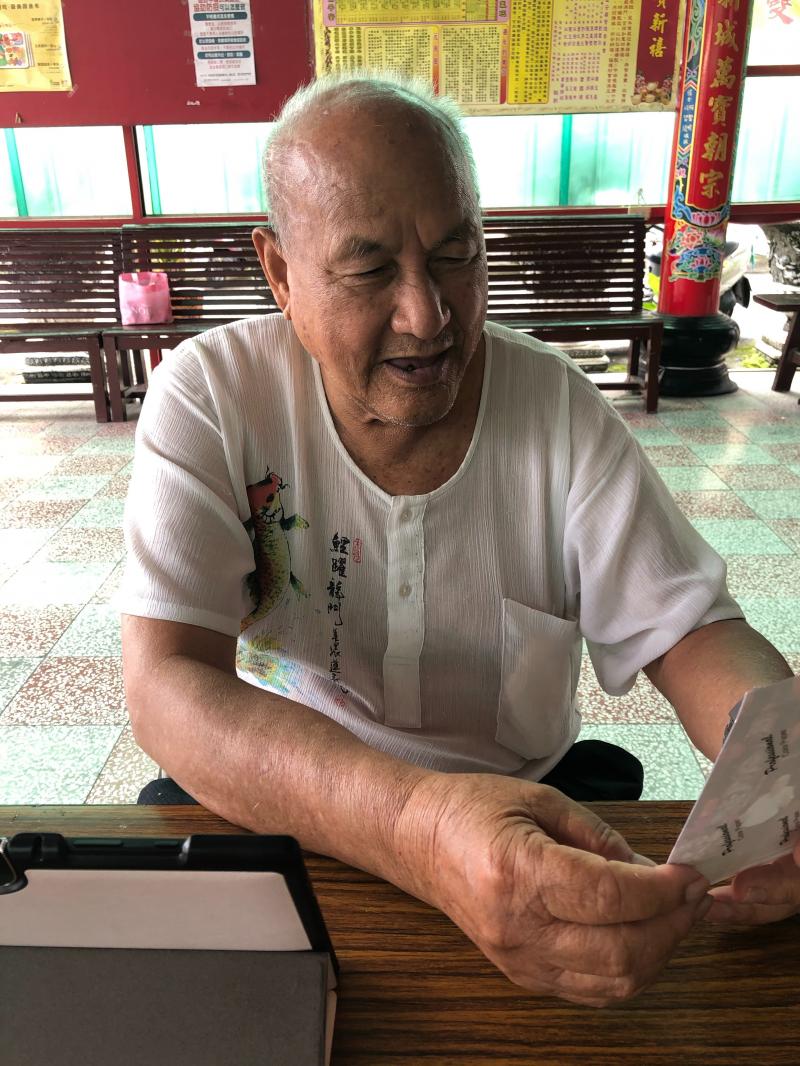 阿公開心拿到照片,說下次還要再拍