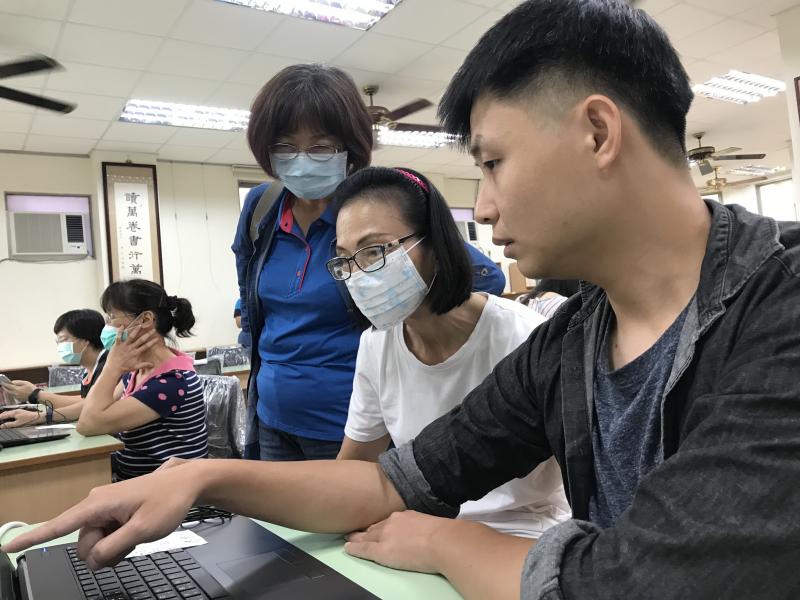 講師講解桌曆設計