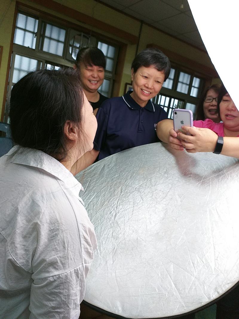 學員們開心的拿起手機拍照