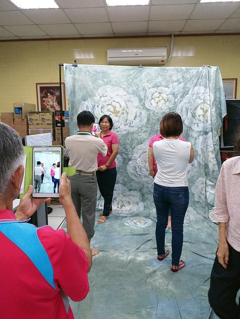 電腦教室裡的專業攝影棚