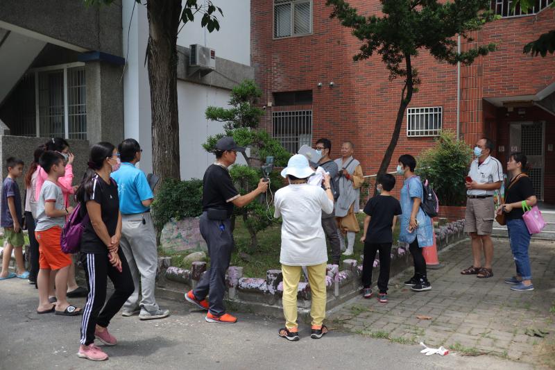 透過講師的基礎教學，學員在教室外實際練習運鏡