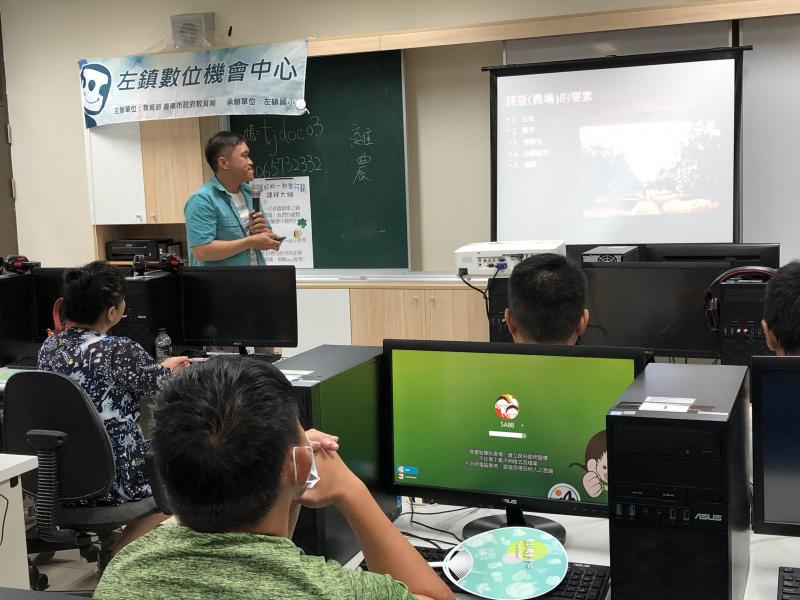 學員專注聆聽課程