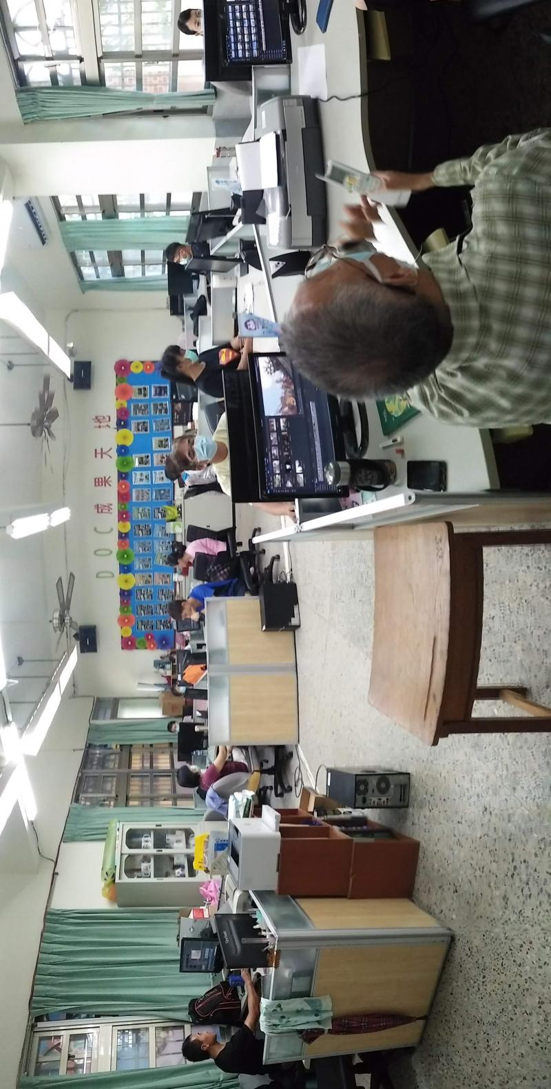 講師上課太精采，還有學員三個人一起坐一起學習