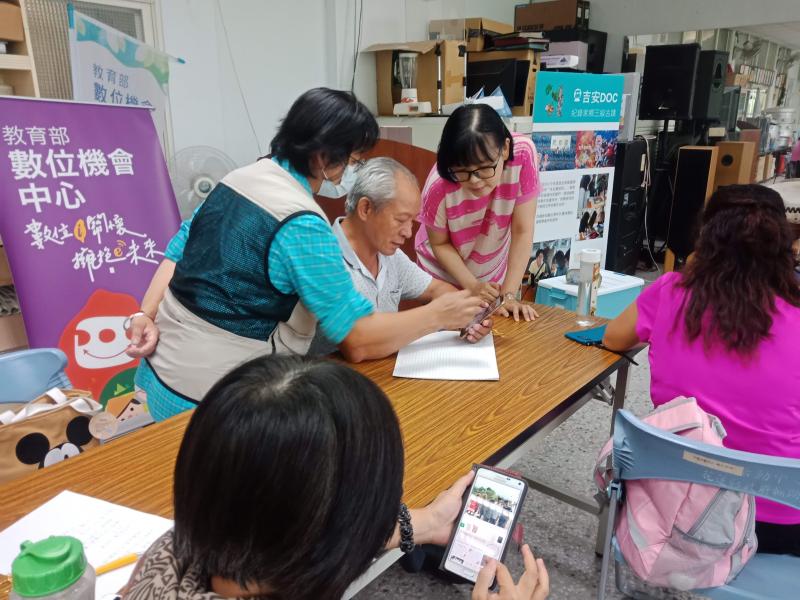 回答學員的提問並示範教學