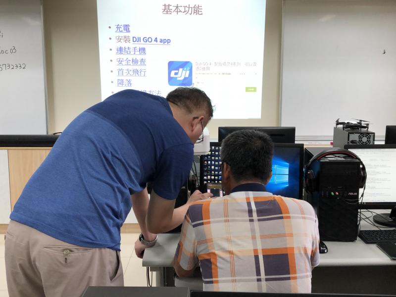 指導學員下載空拍機操作程式