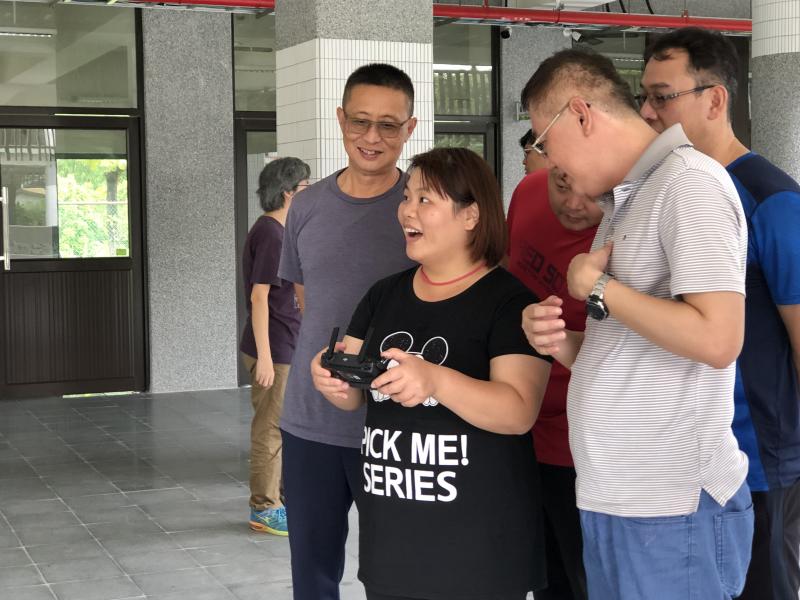 學員專心的操作空拍機