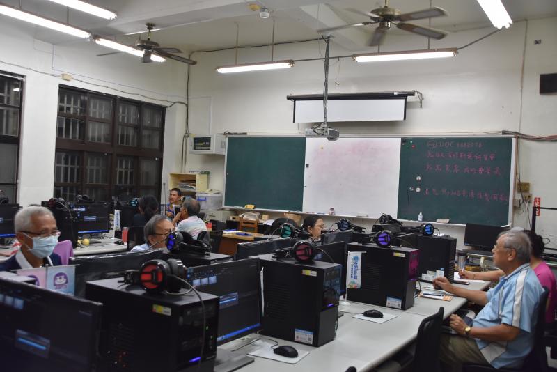 每位學員在課堂上都聚精會神的聽講師講授威力導演的剪輯軟體