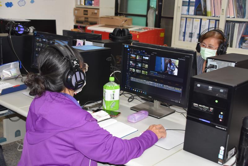 學員正認真地依照講師的教導,重複操作剪輯的技巧與步驟