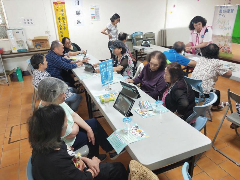 在開始包粽子之前，我們部落的長者們都透過數位平板，播放粽子教學的影片，來了解粽子的背景典故、食材備料以及整個製作流程。讓大家在實際包粽子的過程中，能更加得熟悉。