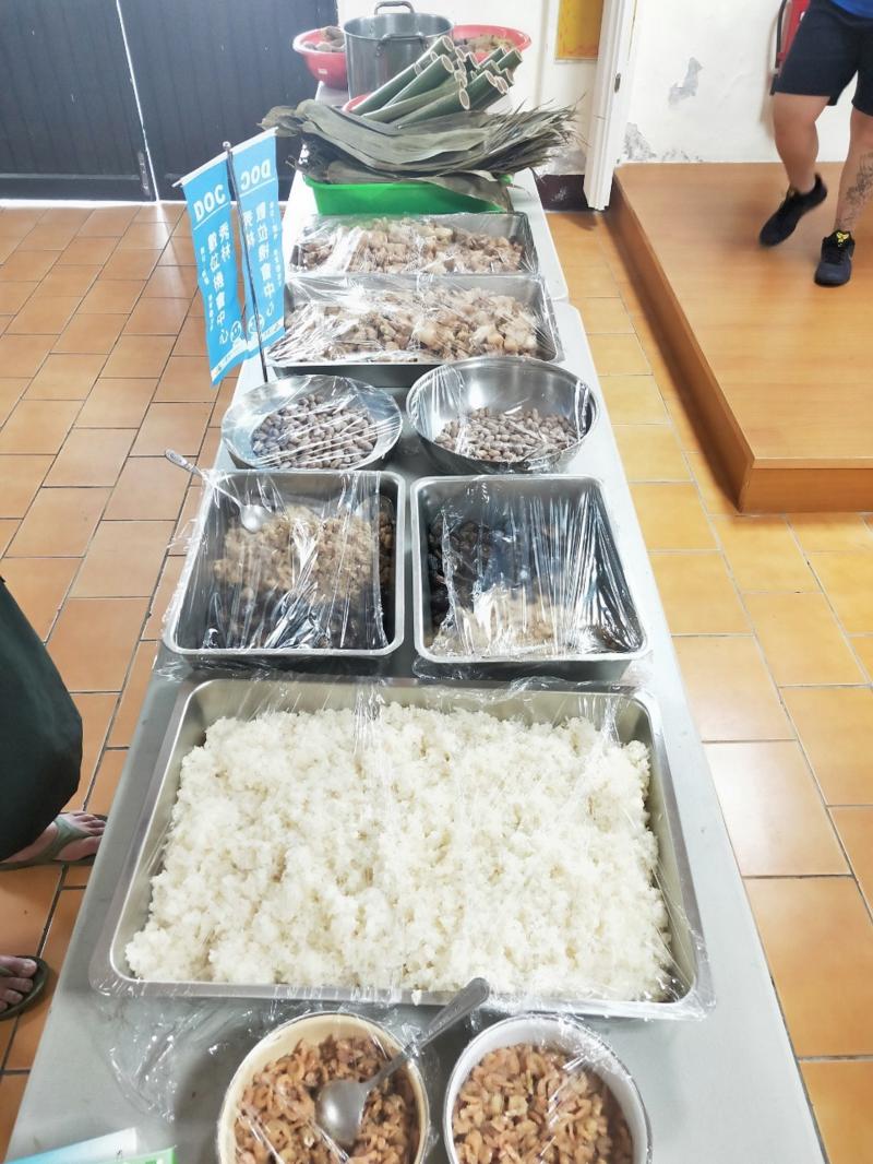 滿桌的食材，正等著大家開始動手包。