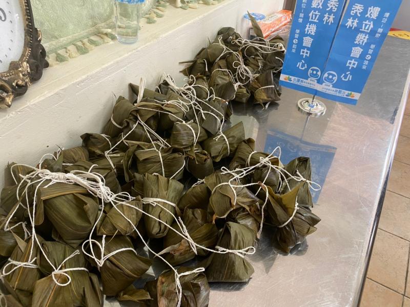 銅門文健站部落長者們親手包的粽子。
