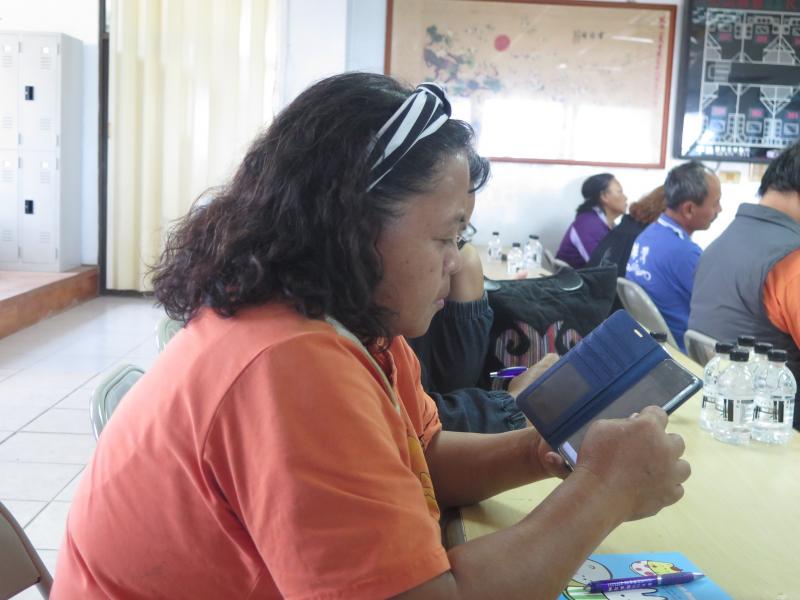 原住民學員親自操作手機隱私設定，讓手機使用更加安全。