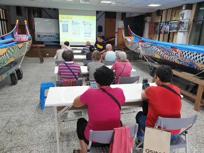 二結社區居民一起上課