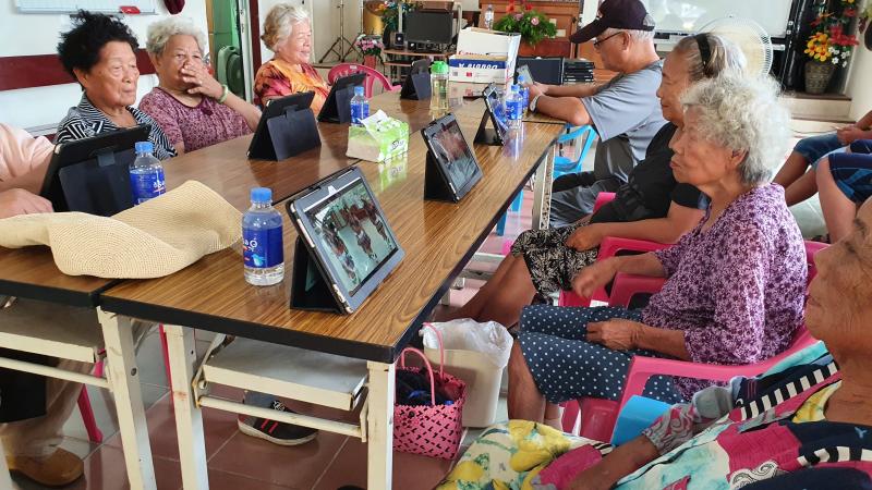 1. 平板或手機上網設定(wifi、行 動數據)。 2. Email 帳號設定。 3. 網路禮儀宣導。 4. 下載及註冊。 5. Line 通訊軟體安全設定。