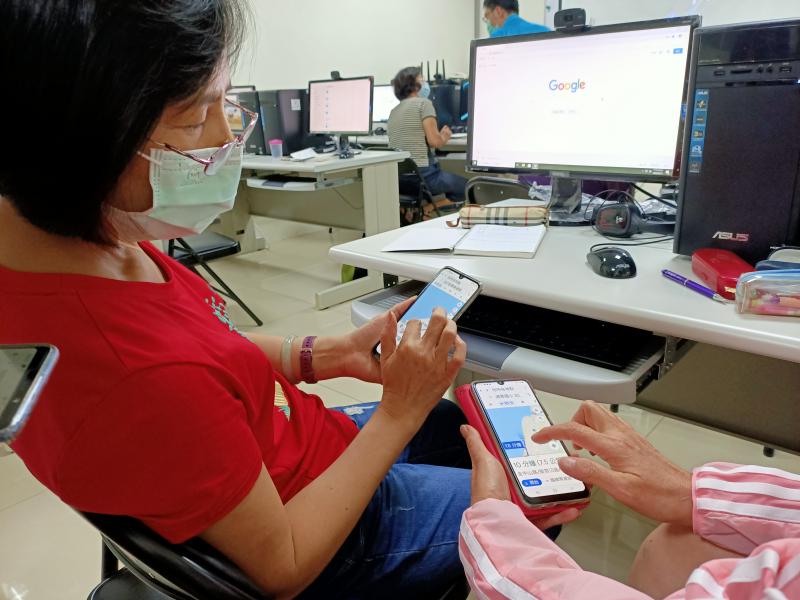 學員互相練習Google地圖