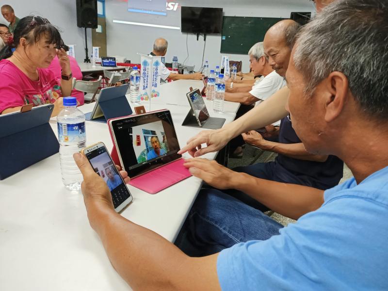 學員操作相機自拍