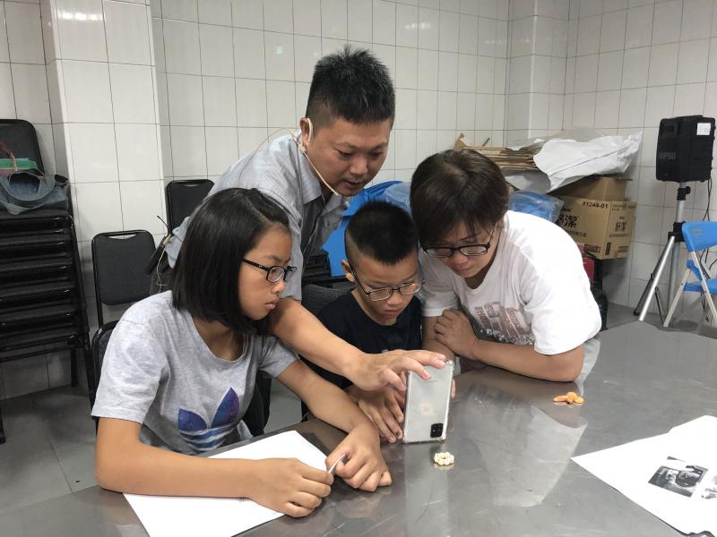 老師教導親子如何拍照