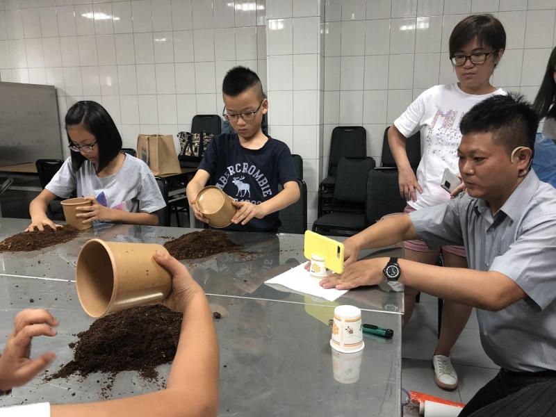 老師教導利用紙杯  就可以將手機架設在桌上