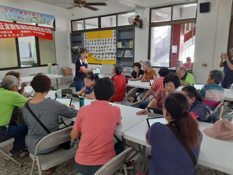 學員學習平板操作