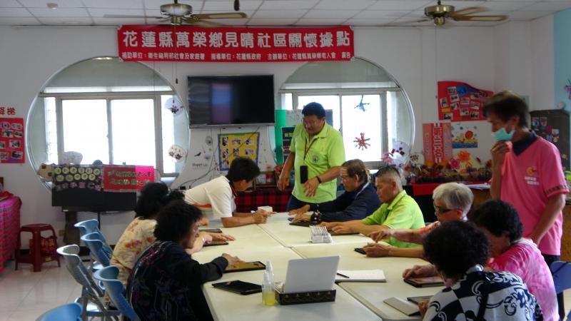 講師利用教室數位電視介紹PPT內容上的AR與VR應用。