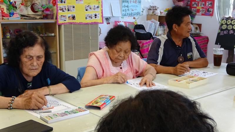 學員們很認真在繪畫自己的圖案。